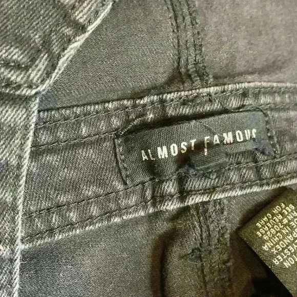 Almost Famous Juniors Black Square Neck Distressed Skinny Denim Overalls Size 7 - Picture 10 of 12